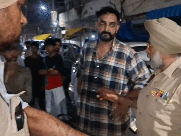 लुधियाना के नीला झंडा रोड पर हंगामा:तेज आवाज में गाने बजाने से रोका तो, हमलावरों ने बरसाईं कांच की बोतलें
