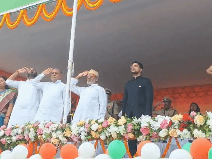 पूर्णिया- प्रभारी मंत्री रत्नेश सदा ने फहराया तिरंगा:स्वतंत्रता सेनानियों के बलिदान को याद किया; बोले- देश की सुरक्षा के लिए जान की बाजी लगा देंगे