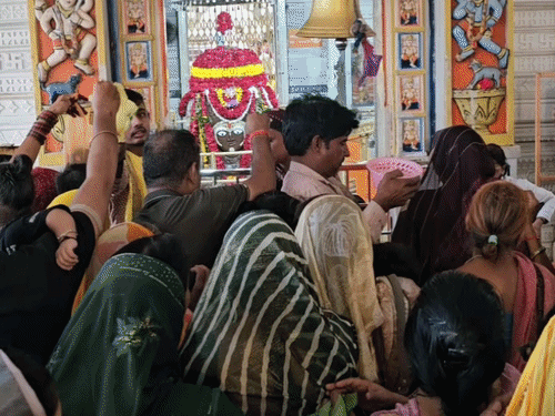 सावन के तीसरे सोमवार पर पशुपतिनाथ मंदिर में उमड़ी भीड़:मंदसौर में सुबह 5 बजे खुले पट, गर्भगृह में प्रवेश बंद; बाहर से दर्शन कर रहे श्रद्धालु