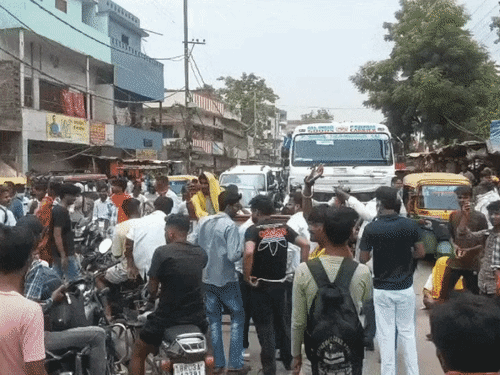 आरा- नर्सिंग कॉलेज के छात्रों का फूटा गुस्सा:खराब रिजल्ट से भड़के, सड़क पर लगाया जाम; कहा- एग्जाम फीस के नाम पर 13 हजार वसूला
