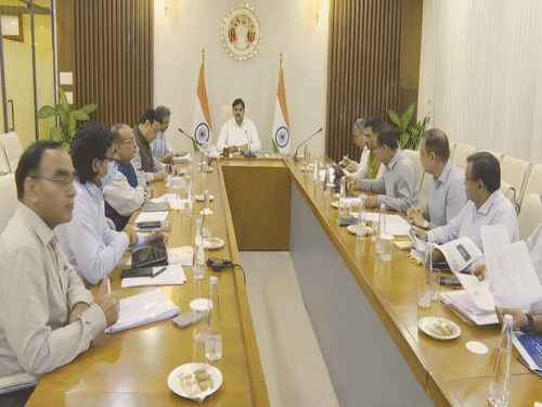 स्कूलों में ई-अटेंडेंस सिस्टम पर दूसरे राज्य कर रहे स्टडी:अफसरों से सीएम ने कहा -एजुकेशन में IT बेस्ड इनोवेशन जारी रखें