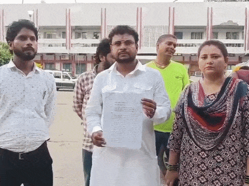 मुरली हिल मोहल्ले के लोगों ने IG से मांगी मदद:एक परिवार के सदस्यों पर हथियार, नशीले पदार्थ बेचने का आरोप लगाया; जांच, सुरक्षा की मांग की