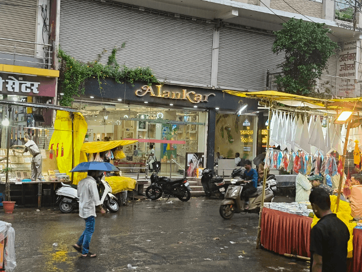 बारिश का पानी गड्ढों में भरा, निकलने में हुई परेशानी:विदिशा में सावन के आखिरी सोमवार तेज पानी गिरा; लटेरी में सबसे ज्यादा