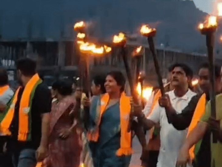 वंदे मातरम् के कथित अपमान के विरोध में मशाल जुलूस:मनेंद्रगढ़ में कांग्रेस कार्यालय के सामने भाजयुमो ने किया राष्ट्रगीत का गायन, नारेबाजी की