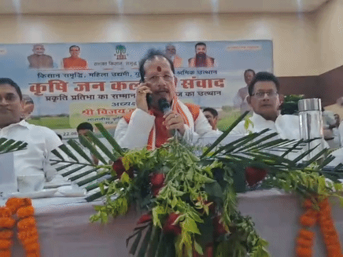 गयाजी- समस्या सुनने के बाद अफसरों के कामकाज की पड़ताल:विजय सिन्हा को नहीं मिला सही जवाब तो कार्रवाई की चेतावनी दी, मंच से पूछा- ऐसे चलेगी व्यवस्था