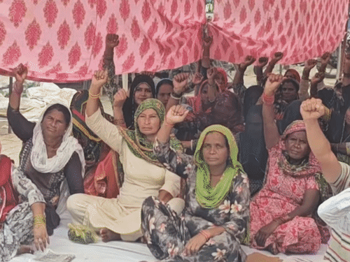 उकलाना में सफाई कर्मचारियों का धरना शुरू:सरकार के खिलाफ नारेबाजी, वायदों पर अमल नहीं होने से नाराज