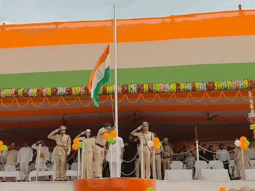 भागलपुर- प्रभारी मंत्री नीतीश मिश्रा ने फहराया तिरंगा:सरकार की उपलब्धियां गिनाईं, बोले- विकास के क्षेत्र में जिला लगातार आगे बढ़ रहा है