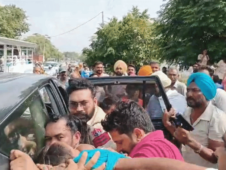 पंजाब पुलिस ने शादी समारोह से दुल्हन का पिता उठाया:कहा- चोरी केस में वांटेड; परिजन बोले- सड़क पर घसीटा, बिना वर्दी वालों ने पीटा