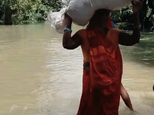 बेगूसराय में उफान पर गंगा, 50 हजार की आबादी प्रभावित:खतरे के निशान से 83 सेमी ऊपर पहुंचा वाटर लेवल, सड़क पर 4 फीट तक पानी