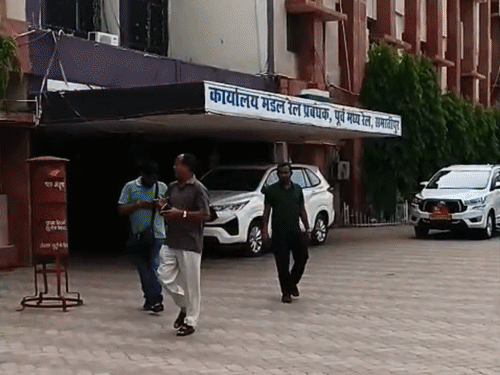 नेपाल बाढ़ के बाद हाई अलर्ट पर समस्तीपुर रेल मंडल:DRM बोले- पुल पर विशेष निगरानी; कटाव रोकने के लिए 20 जगहों पर बोगी में डस्ट, बोल्डर रखा