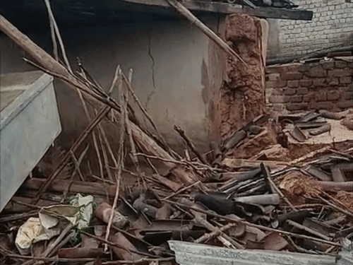 छत्तीसगढ़ में 3 दिन बारिश का अलर्ट:बलरामपुर में कन्हर नदी उफान पर, बाढ़ का पानी सड़क तक पहुंचा, रामानुजगंज में घर ढहा