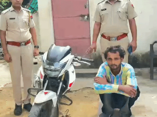 जयपुर से चुराई बाइक सवाई माधोपुर में पकड़ी:नाकाबंदी पर रुकवा कर पूछताछ की; बिना नंबर की मोटरसाइकिल पर सवार था चोर
