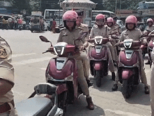 पूर्णिया में महिला पुलिस को मिली 20 पिंक स्कूटी:स्कूल-कॉलेज के बाहर पेट्रोलिंग करेंगी पुलिस दीदी, डीएसपी बोलीं- महिलाओं, छात्राओं की सुरक्षा प्राथमिकता