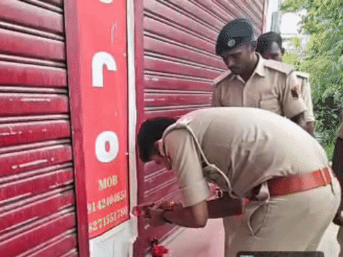 औरंगाबाद में हीरो बाइक की एजेंसी सील:बिना ट्रेड लाइसेंस चल रही एजेंसियों पर परिवहन विभाग की कार्रवाई, दूसरी एजेंसी से मांगे वैलिड कागजात
