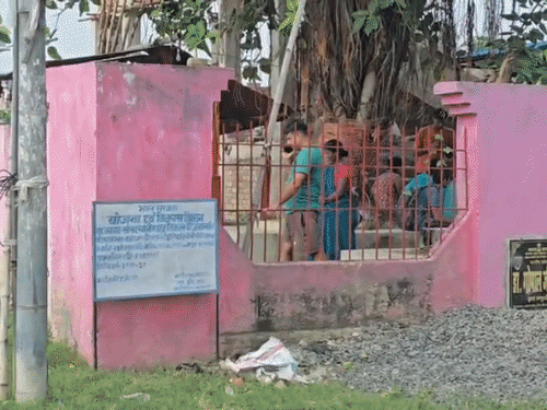 दरभंगा के लहेरियासरा में हनुमान मंदिर पर बुलडोजर कार्रवाई:भड़के स्थानीय लोगों ने किया विरोध, हाउसिंग बोर्ड ने कहा- मंदिर नहीं,अवैध निर्माण तोड़ा जा रहा