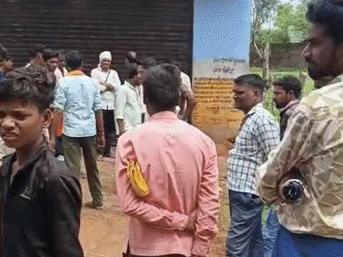 शिवपुरी में 2 महीने से राशन नहीं मिलने का आरोप:ग्रामीणों ने किया हंगामा, सेल्समैन दुकान बंद कर भागा; तहसीलदार ने शुरू कराया वितरण