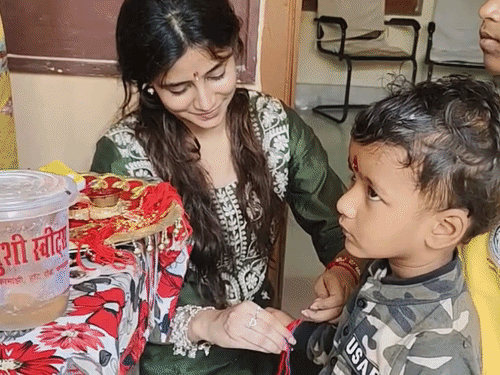 भागलपुर में अनाथालय के बच्चों संग संचिता बसु का रक्षाबंधन:बोलीं- बच्चों को अकेला महसूस न हो, इसलिए आई; ट्रस्ट ने एक्ट्रेस को किया सम्मानित