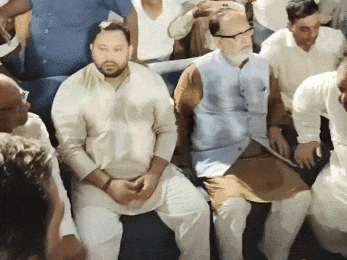 मो. फैज-राहुल हत्याकांड- परिजन से मिले तेजस्वी यादव:न्याय का दिलाया भरोसा, बोले- बिहार में अपराध का रिकॉर्ड बन गया है, एके-47 से गोलियां चल रही