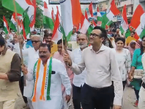 तिरंगा यात्रा में पीएम की अपील भूले अधिकारी-जनप्रतिनिधि:रतलाम में खाली गाड़ियों का काफिला पीछे चला; शहर की स्वच्छता पर जोर