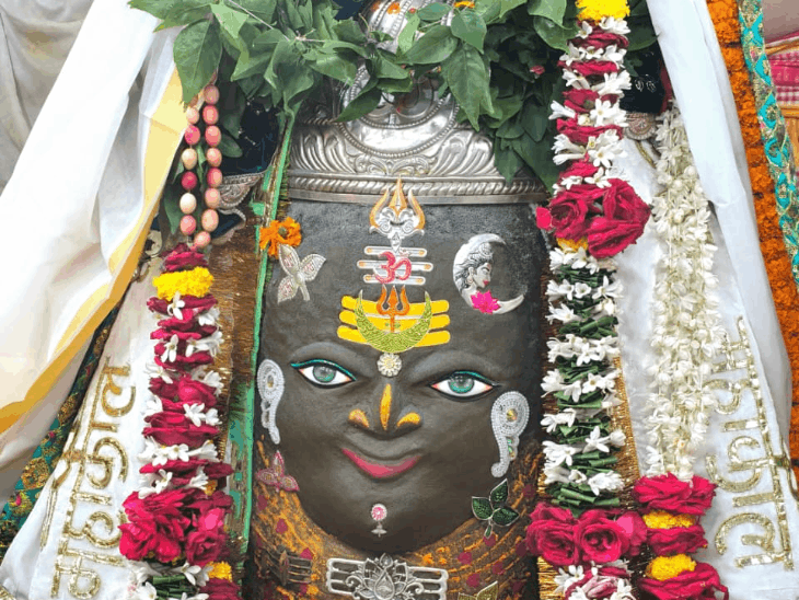 महाकाल मंदिर में तड़के 3 बजे खुले पट:भस्म आरती में सजे बाबा: रजत मुकुट, त्रिपुंड और फूलों की माला से विशेष श्रृंगार