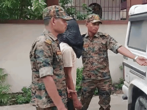मुजफ्फरपुर में हथियार के साथ 2 लुटेरे गिरफ्तार:महिला समेत 2 लोगों को घेरकर की थी लूटपाट; सोने के 3 लॉकेट और 19,500 रुपए बरामद