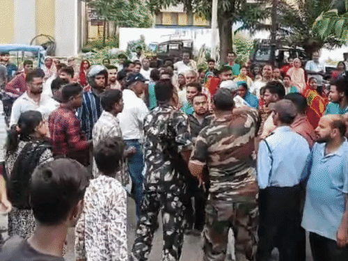 पूर्णिया मेडिकल कॉलेज में महिला मरीज से मारपीट:परिजन ने सुरक्षाकर्मियों पर भी हमला किया, सीसीटीवी खंगालने में जुटी पुलिस