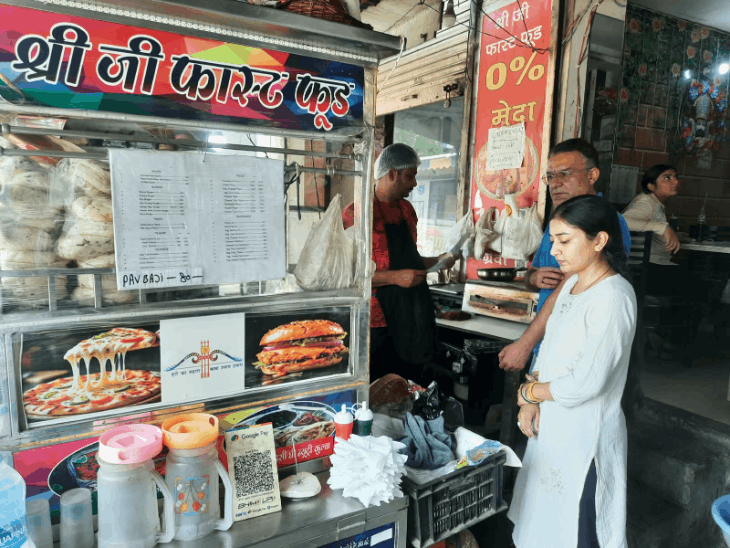 पठानकोट में खाद्य सुरक्षा विभाग की कार्रवाई:मानसून के मद्देनजर विभिन्न स्थानों पर खाद्य विक्रेताओं की चेकिंग, 6 को नोटिस, 4 के भरे सैंपल