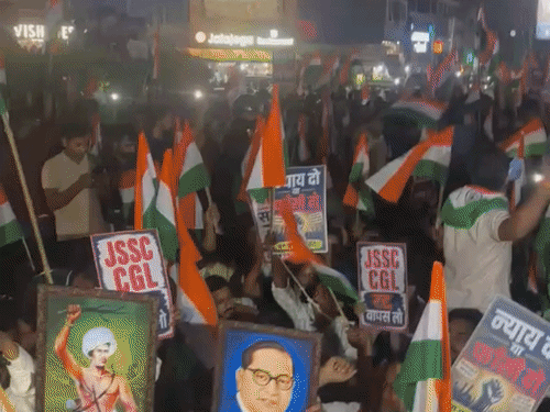 नौकरी से निकाले गए अफसर रांची में धरने पर बैठे:झारखंड PSC परीक्षा रद्द करने के फैसले पर रोक, हाईकोर्ट ने सरकार से जवाब मांगा