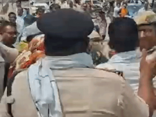 हांसी में मांगों पर सफाई कर्मचारियों का प्रदर्शन जारी:कूड़ा उठान का विरोध, हिसार में 25 वर्कर; बाद में छोड़ा