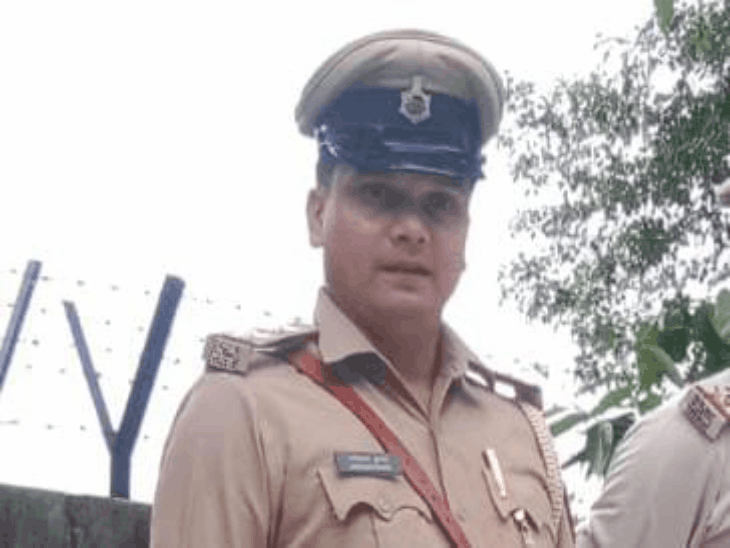 गयाजी- गुरारू थानाध्यक्ष अखिलेश कुमार हटाए गए:जिला पुलिस केंद्र भेजा; शराब, बालू माफिया और मिट्टी लदे वाहनों से अवैध वसूली का आरोप