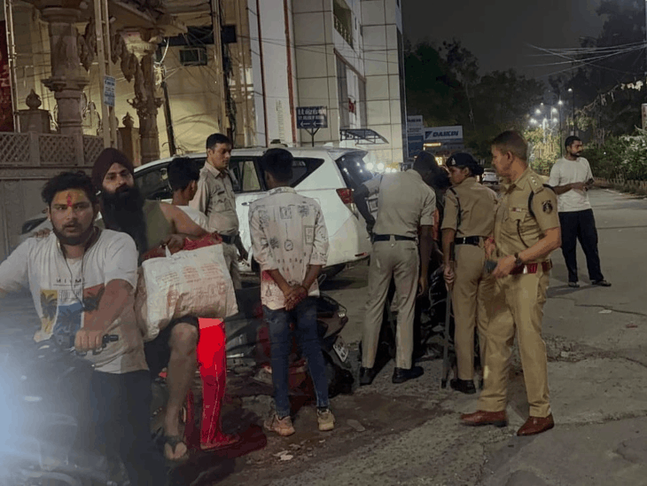 स्वतंत्रता दिवस के मद्देनजर रायपुर में अलर्ट:राजधानी में 43 जगह नाकेबंदी, तीन घंटे तक गाड़ियों की जांच; संदिग्धों से अफसरों ने की पूछताछ