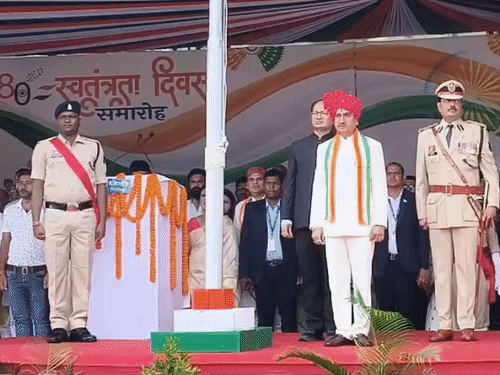 बिलासपुर में तोखन साहू ने किया धवजारोहण:परेड की सलामी ली, स्कूली बच्चों ने सांस्कृतिक कार्यक्रम में जगाया देशभक्ति का जज्बा