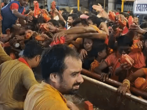 हर-हर महादेव के जयकारों से शिवमय हुआ शहर:तीसरी सोमवारी पर बाबा गरीबनाथ मंदिर में 2KM लंबी लाइन; हेलीकॉप्टर से होगी पुष्प वर्षा
