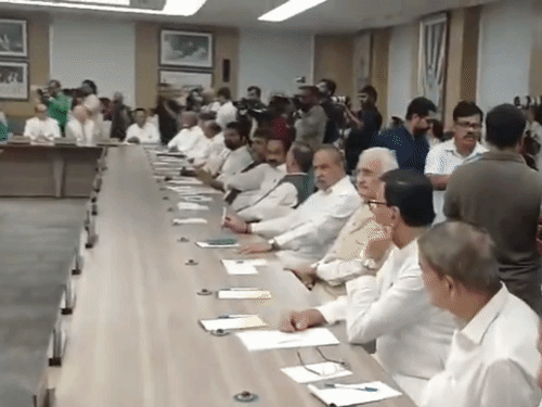वंदे मातरम के दो ही पैरा गाएगी कांग्रेस:CWC बैठक में फैसला, कहा- वंदे मातरम् और राष्ट्रगान बीजेपी के लिए राजनीतिक मुद्दे