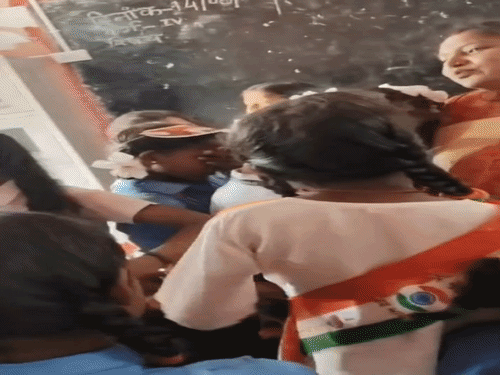 ‘मैडम प्लीज हमलोगों छोड़कर मत जाइए’:शिक्षिका के तबादले पर फूट फूटकर रोए बच्चे, गले लगाकर कराया चुप; बोलीं- आपलोग खूब तरक्की कीजिए