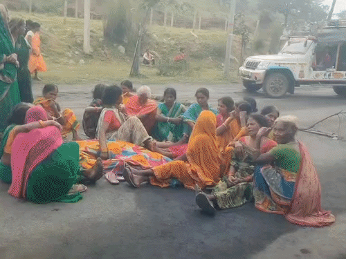 हजारीबाग में हाइवा की चपेट में आया अधेड़, मौत:आक्रोशित ग्रामीणों ने किया सड़क जाम, मुआवजे और रोजगार की मांग