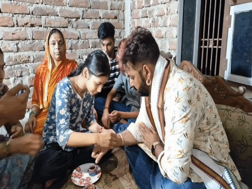 बीजेपी MLC पवन सिंह आधी रात बिलौटी पहुंचे:भरत तिवारी की मां से बोले- आपका बेटा, आपके साथ है; भतीजी ने बांधी राखी