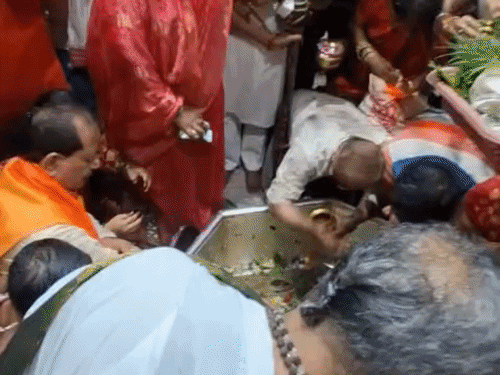 परिवार के साथ बाबा गरीबनाथ के दरबार पहुंचे कृषि मंत्री:विजय कुमार सिन्हा ने किया जलाभिषेक; बोले- बिहार की तरक्की के लिए बनी रहे बाबा की कृपा