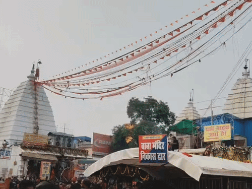 बाबा बैद्यनाथ धाम में सावन पूर्णिमा पर भक्तों की भीड़:2KM लंबी कतार में लग किया जलार्पण, प्रशासन ने संभाली व्यवस्था; कल से होगी स्पर्श पूजा