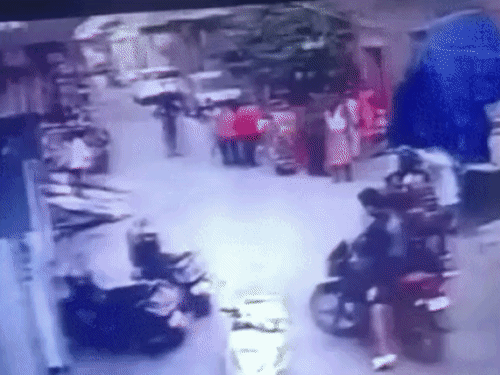 अमृतसर में युवक की डंडों-तेजधार हथियारों से पिटाई:CCTV, पत्नी-बच्ची को भी पीटा; राखी बंधवाकर लौट रहा था