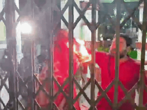 जादवपुर यूनिवर्सिटी में ABVP-लेफ्ट छात्रों में हिंसक झड़प:कई घायल; दोनों पक्षों ने हिंसा और बाहरी लोगों को लाने के आरोप लगाए