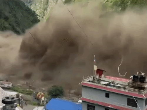 तिब्बत की बाढ़ से नेपाल की भोटेकोशी नदी उफान पर:कई जिलों में चेतावनी जारी, सीमा चौकी के 9 जवान लापता
