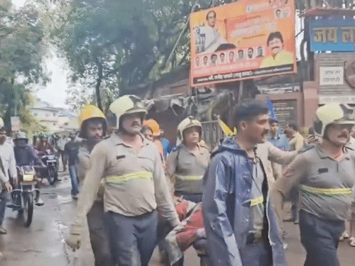 मुंबई के घाटकोपर में लैंडस्लाइड, 4 की मौत:4 घायल; मलबे में दबे लोगों की कैमरे से तलाश, संकरी गलियों में मशीनों का पहुंचना मुश्किल