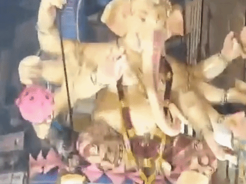 मुंबई में 22 फीट ऊंची गणेश प्रतिमा गिरी, 2 मौतें:पांच लोग घायल; पंडाल में ला रहे थे, 50 मीटर पहले हादसा