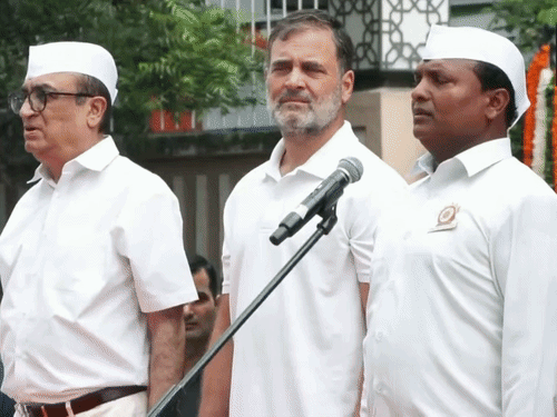 भाजपा का आरोप-सोनिया ने वंदे मातरम् रोकने की कोशिश की:वीडियो शेयर करके कहा- राष्ट्रगीत के दौरान असहज दिखीं; कांग्रेस का जवाब- कुर्सी मांग रही थीं