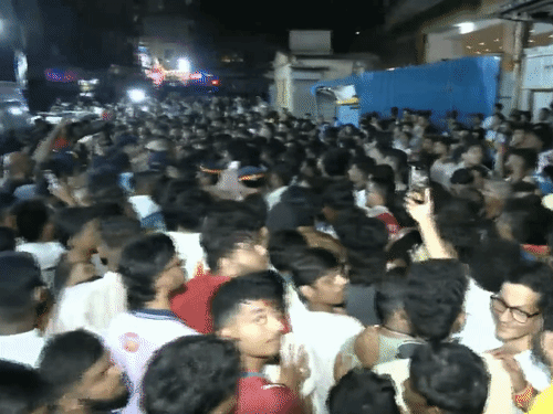 मुंबई में गणेश प्रतिमा पर अंडा फेंकने का आरोप:दो पक्षों में झड़प, पुलिस बोली- भीड़ ज्यादा स्थिति संभालने में दिक्कत