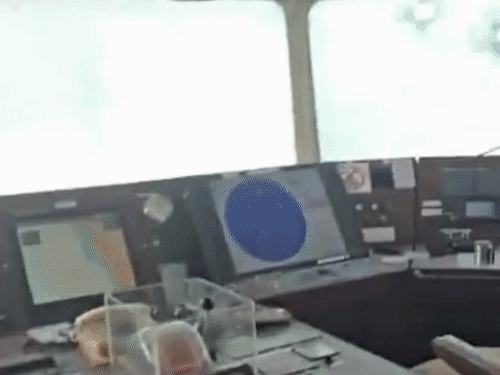 21 भारतीयों वाले जहाज पर ईरानी हमले का VIDEO:होर्मुज में IRGC बोट्स ने फायरिंग की; शीशे टूटे, सामान बिखरा, क्रू ने छिपकर जान बचाई