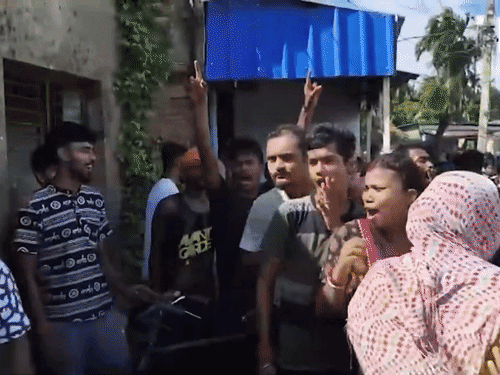 ममता बोलीं- मेरी गाड़ी पर बड़े-बड़े पत्थर फेंके गए:पुलिस के सामने लोगों ने हमला किया, खिड़की खुली होती तो सिर चकनाचूर हो जाता