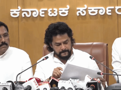 कर्नाटक- मंत्री नागेंद्र का दो साल में दूसरी बार इस्तीफा:ऐलान करके रोने लगे; पहले 2024 में पद से हटे, शिवकुमार दोबारा लाए, अब फिर हटे