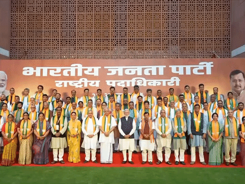 PM मोदी भाजपा मुख्यालय पहुंचे:भाजपा की नई कार्यकारिणी से मुलाकात कर रहे, जेन–जी और सोशल मीडिया पर बात कर सकते हैं